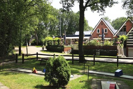 Alinghoek terras midgetgolf resize